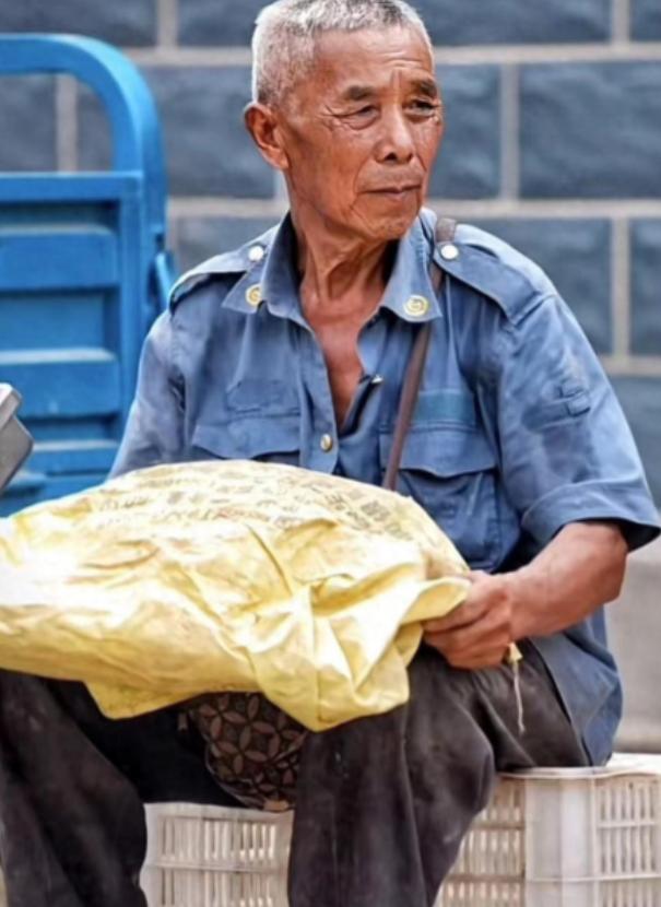 看哭了！山东，儿子10多年前车祸去世，儿媳跟着人跑了！78岁大爷独自抚养孙子长大