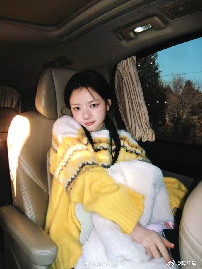 任敏扛住行车记录仪镜头真实镜头最能体现一个人的底子，任敏在行车记录仪的拍摄下依旧