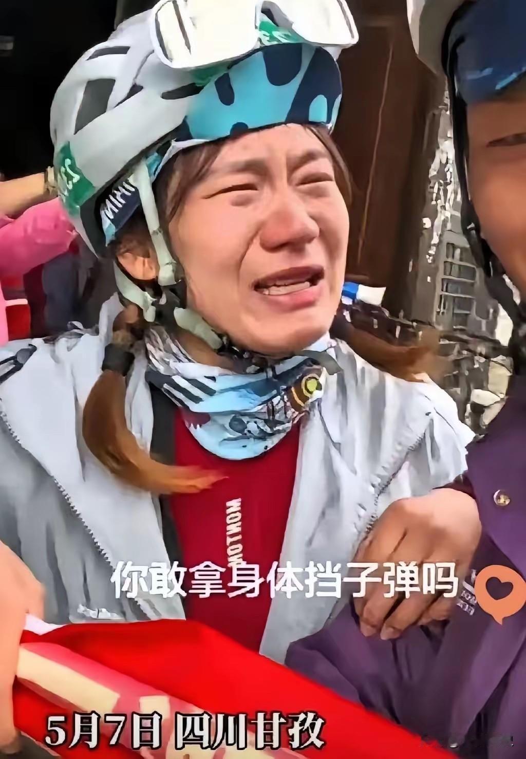 站在那摇摇晃晃的桥中央，看着下面滚滚的大渡河水，这种震撼真的会让人心里发酸。
