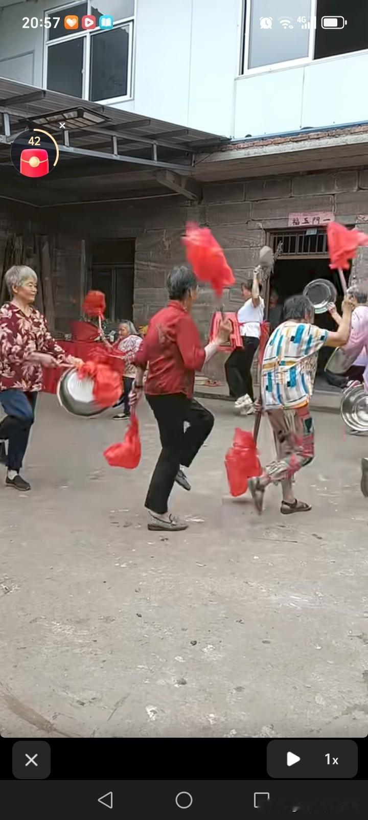 舞场是城市大爷大妈的快乐天堂。邻居宋大妈59岁，退休后迷上广场舞。她年轻时当过跑