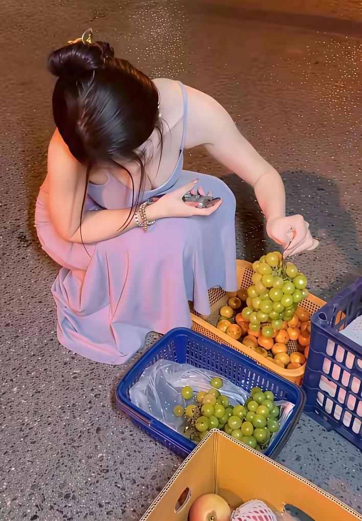 上联:勤勤恳恳种菜，求下联