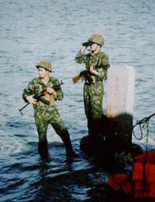 1990年5月，南薰礁海域的11名中国战士突然与外界失联。后续搜救中，人们找到了