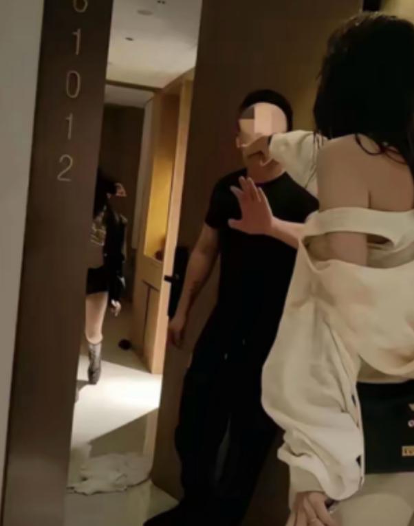 陕西渭南，女子出轨被丈夫捉奸在床，谁曾想当众被打了几耳光的女子，竟趁人不注意冲出