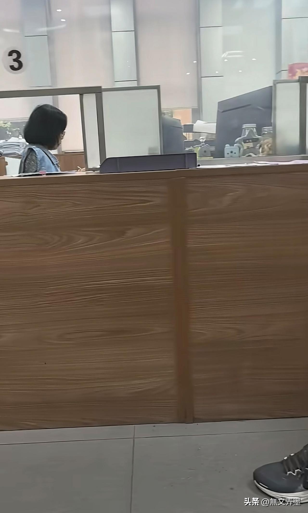 原本以为影视剧中有，结果现实中还真的有：一点没错，影视作品来源于生活
这就是窗口