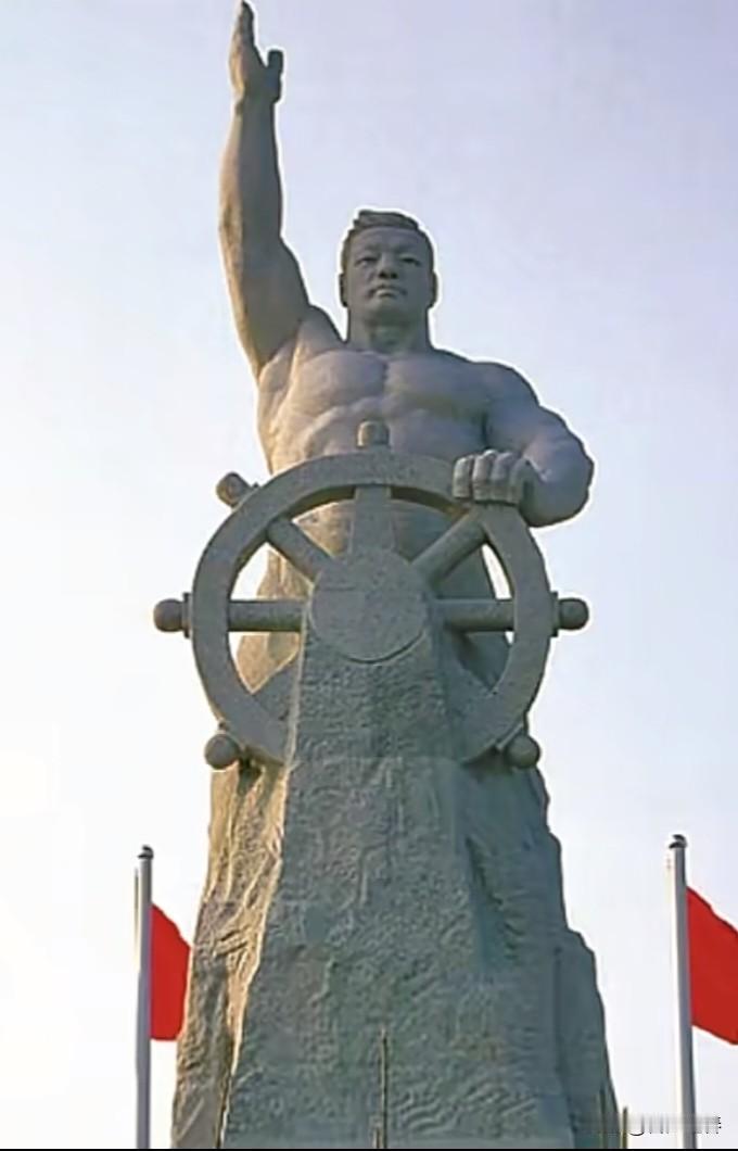 晋江市城市雕像，是一个晋江人航海掌舵的形象，花岗岩雕像高度20.02m，形象高大