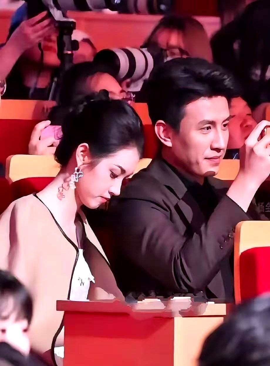 都说人会说谎，

但肢体语言最真实。红果盛典上，刘萧旭和郭宇欣的互动细节就是最好