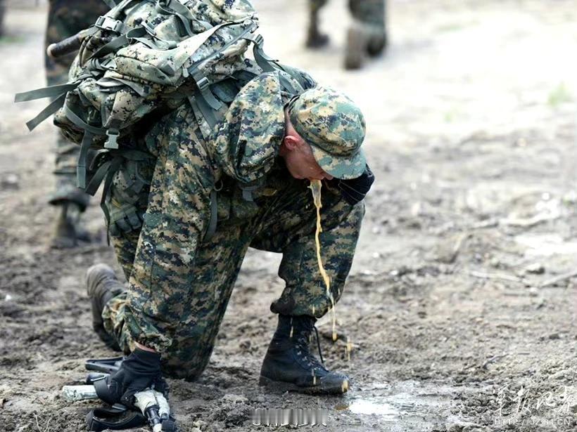 5公里武装越野，绝对是解放军的必杀技。

有一年，在俄罗斯新罗西斯克举行的“优秀