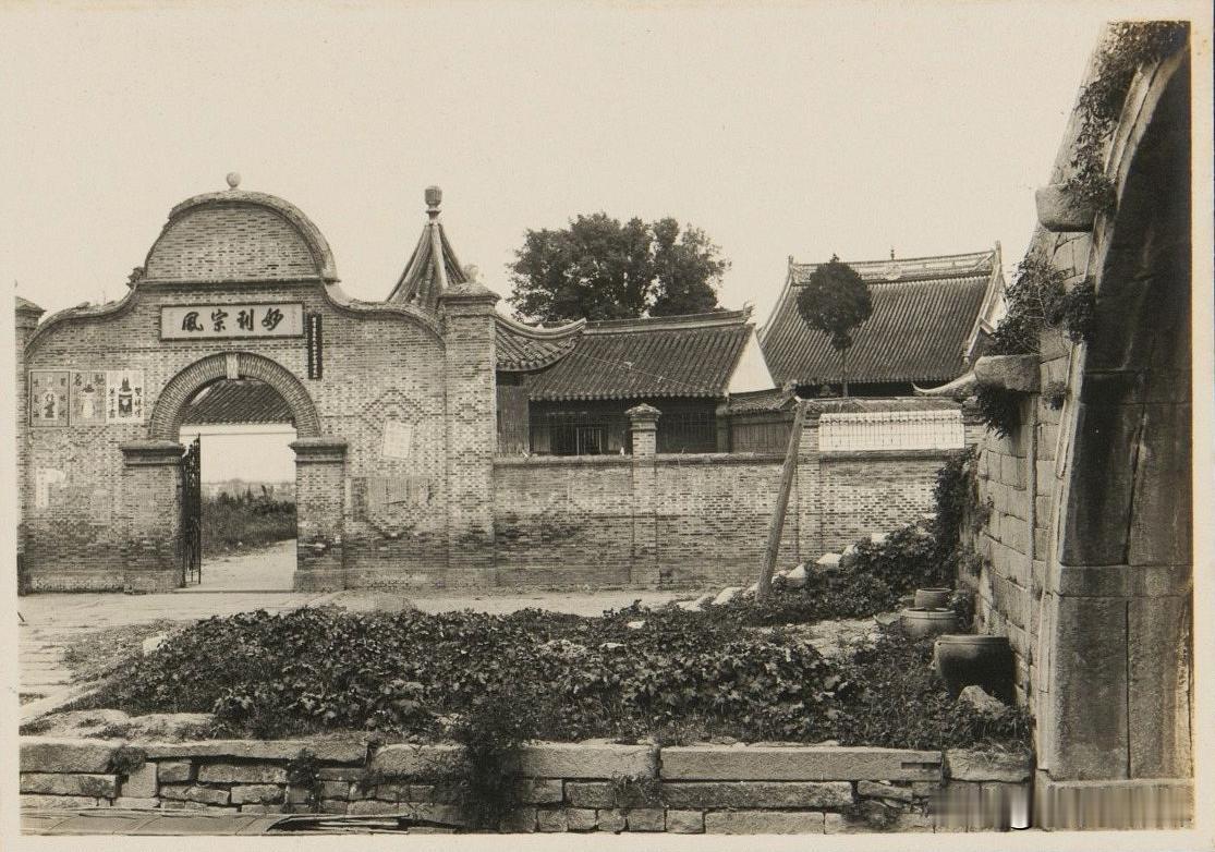 1926年拍摄的寒山寺，寺门是浓郁的民国风，砖砌的拱劵造型优美，院门及院墙有精致