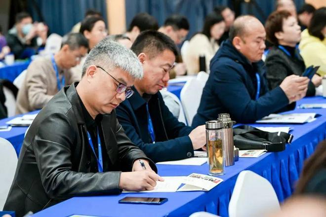 6天抓5个校长！校园腐败藏得太深了
 
最近教育反腐真是动真格了，短短6天时间，