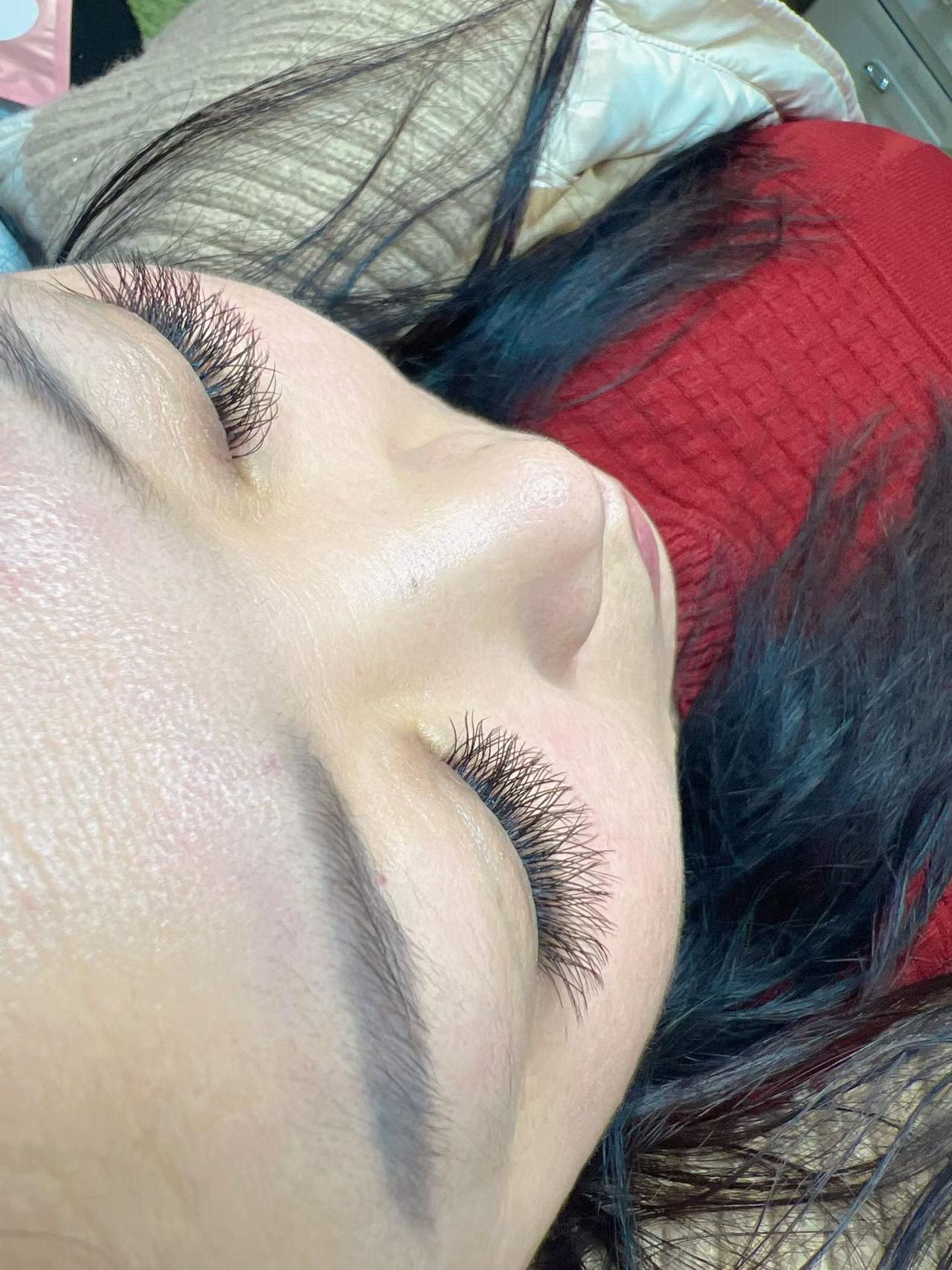 闭眼瞬间，睫毛如梦似幻，美到窒息！💕✨闭目养神，静待花开。