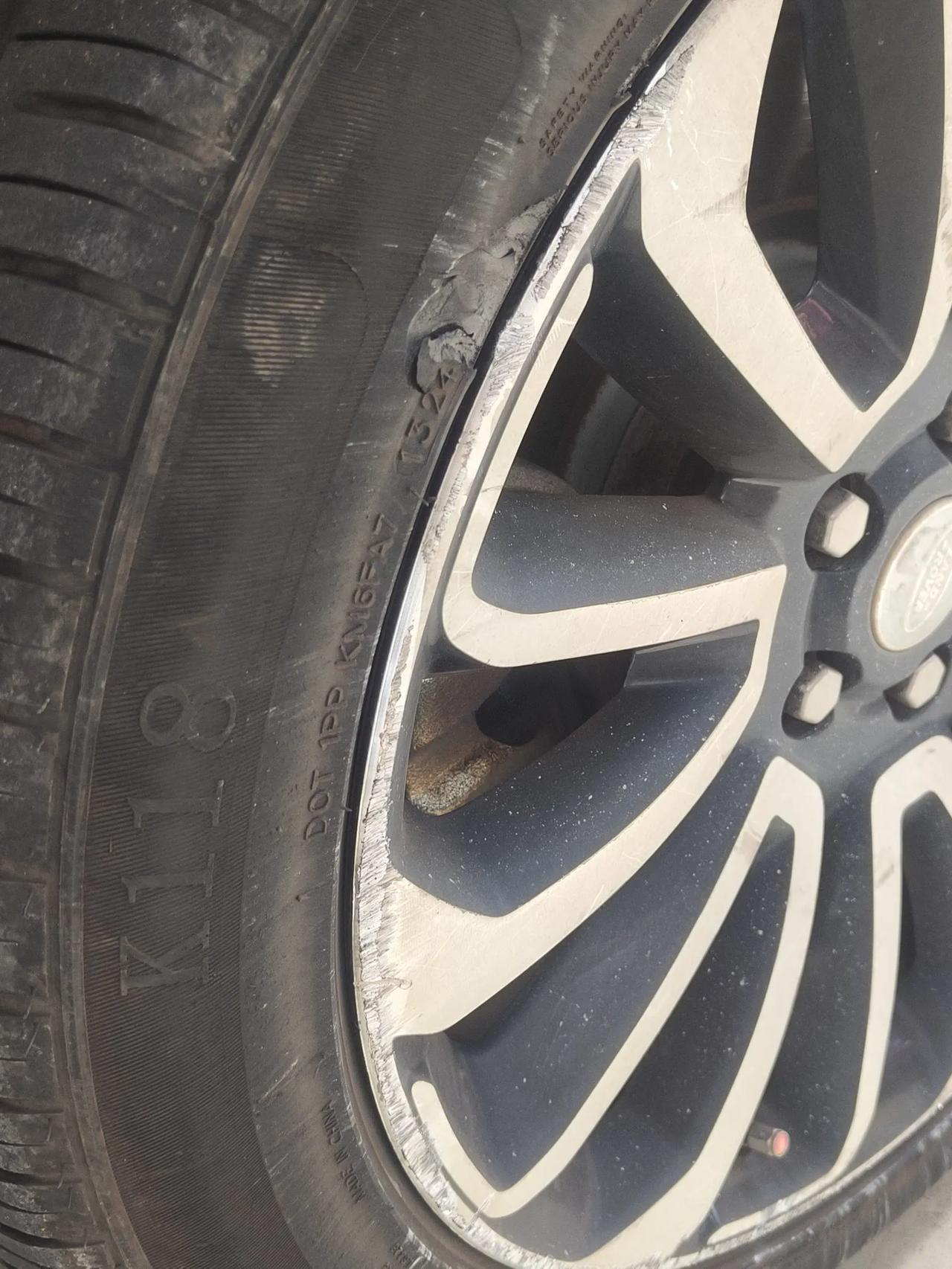 我觉得男人和女人对待买车，开车的认知有很大的区别。
那时老板有个20多万的三菱轿