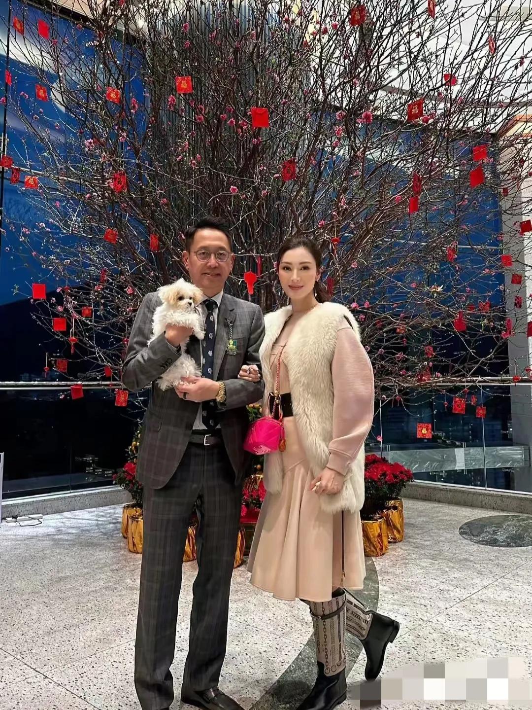 李嘉欣大年初二晒幸福
李嘉欣自从结婚后这衣品真是直线下降呀
越来越有钱也拯救不了