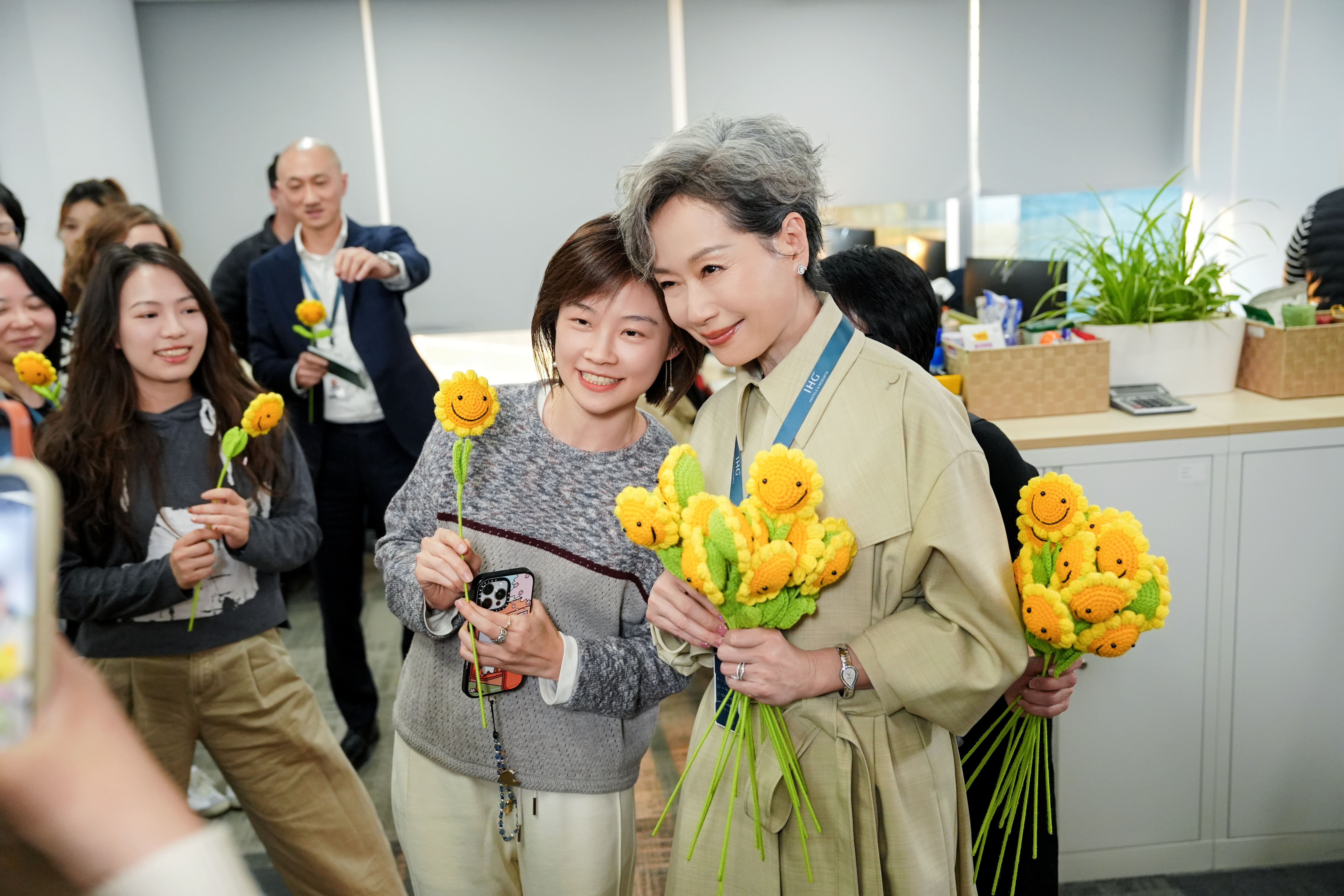 真的好羡慕洲际酒店集团的员工啊！竟然和大明星当了一天同事✨今天，叶童惊喜现身洲际