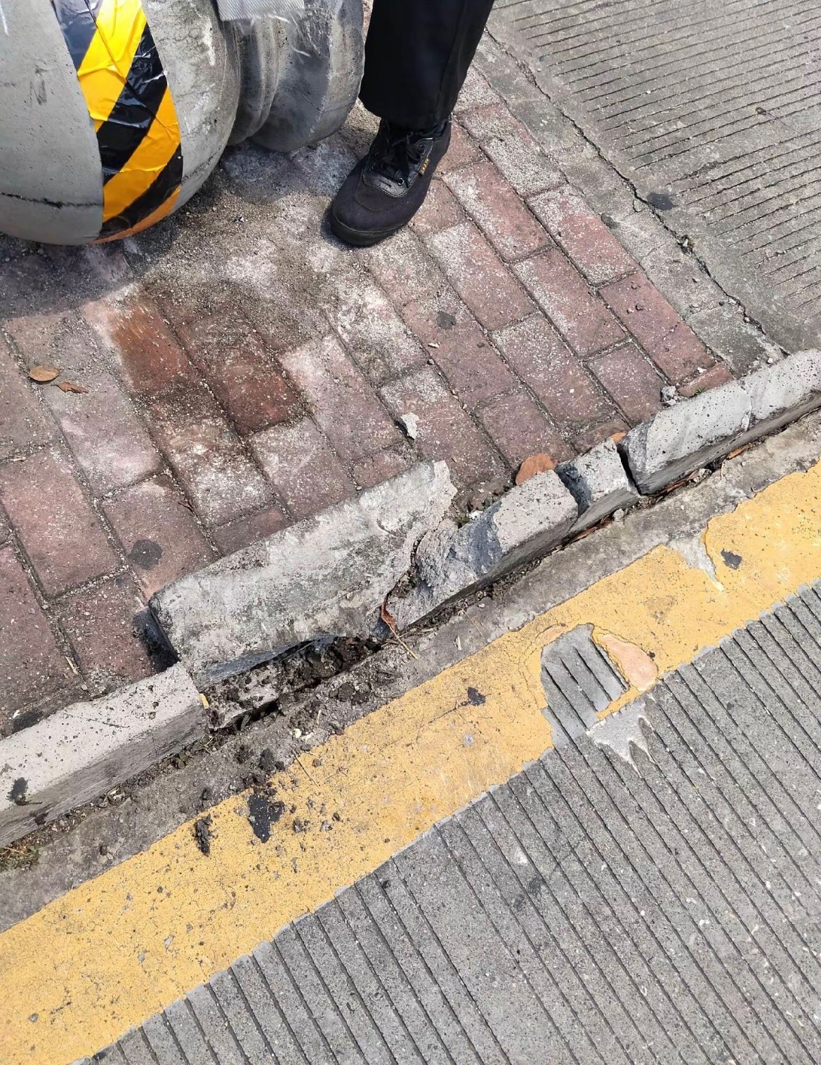 9月17日，网友爆料：贵港男子撞坏一块砖赔偿了100块钱。所以大家开车一定要注意