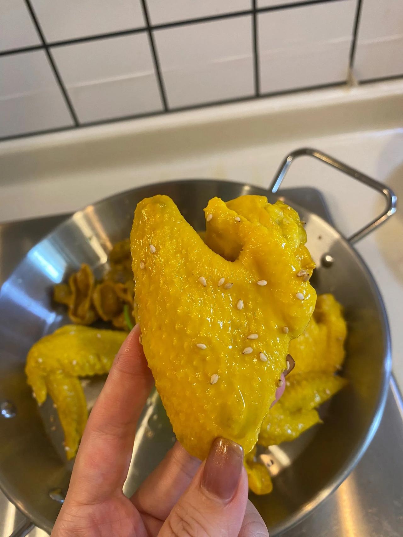 45一斤的盐焗鸡翅我可不惯着它！！分享一下我的做法～好吃到舔手指[可爱]

材料