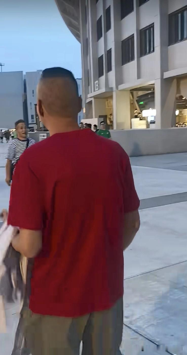 杨议搭档条子看球，一句“北京人走面儿”道尽老北京情！
 
杨议搭档条子出现在球场