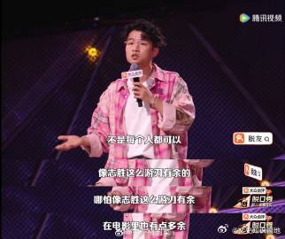 是谁在打扰赵丽颖走红毯红毯上的聚光灯正聚焦在赵丽颖身上，她身着优雅礼服款款前行，
