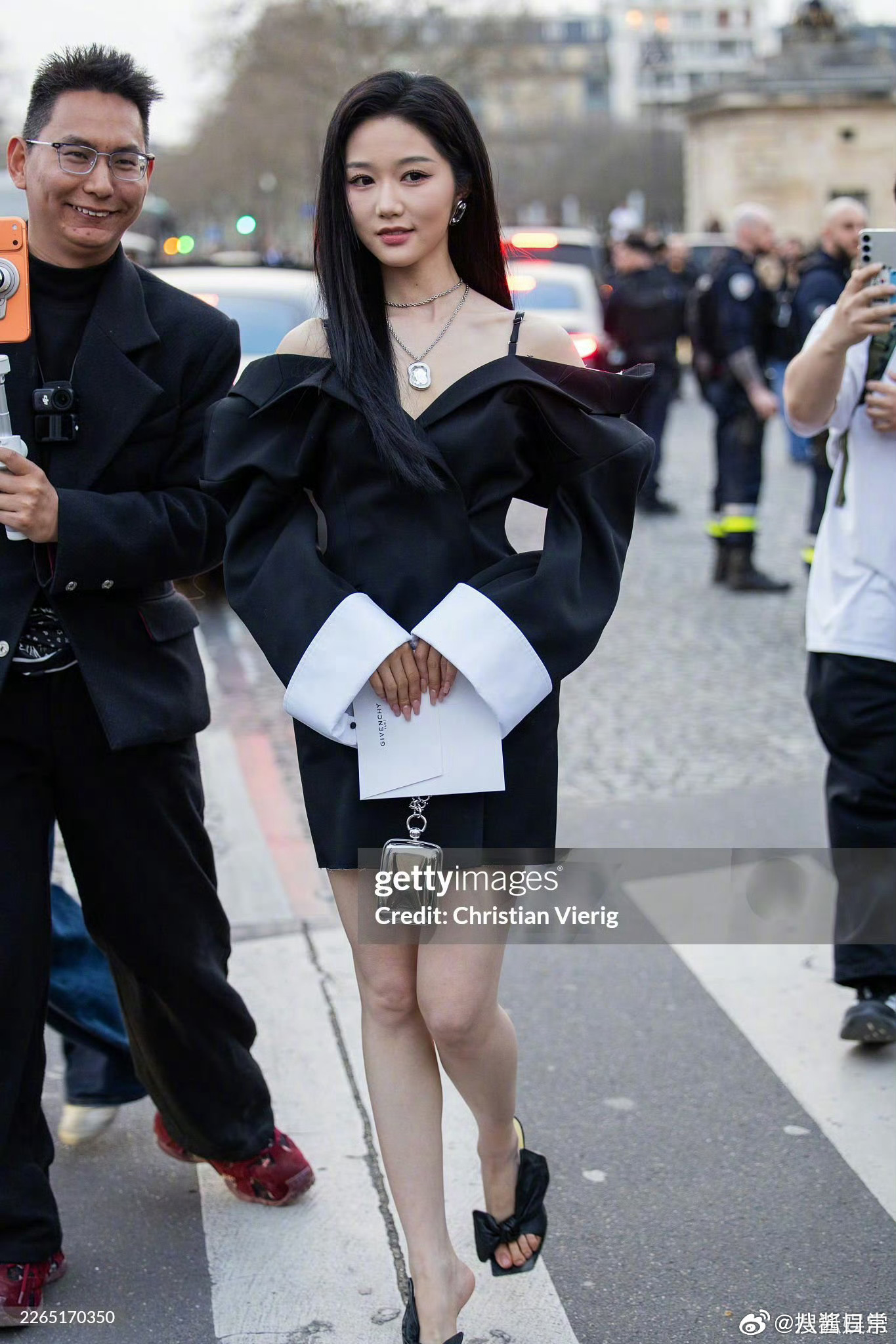 短剧演员岳雨婷纪梵希大秀外网生图 