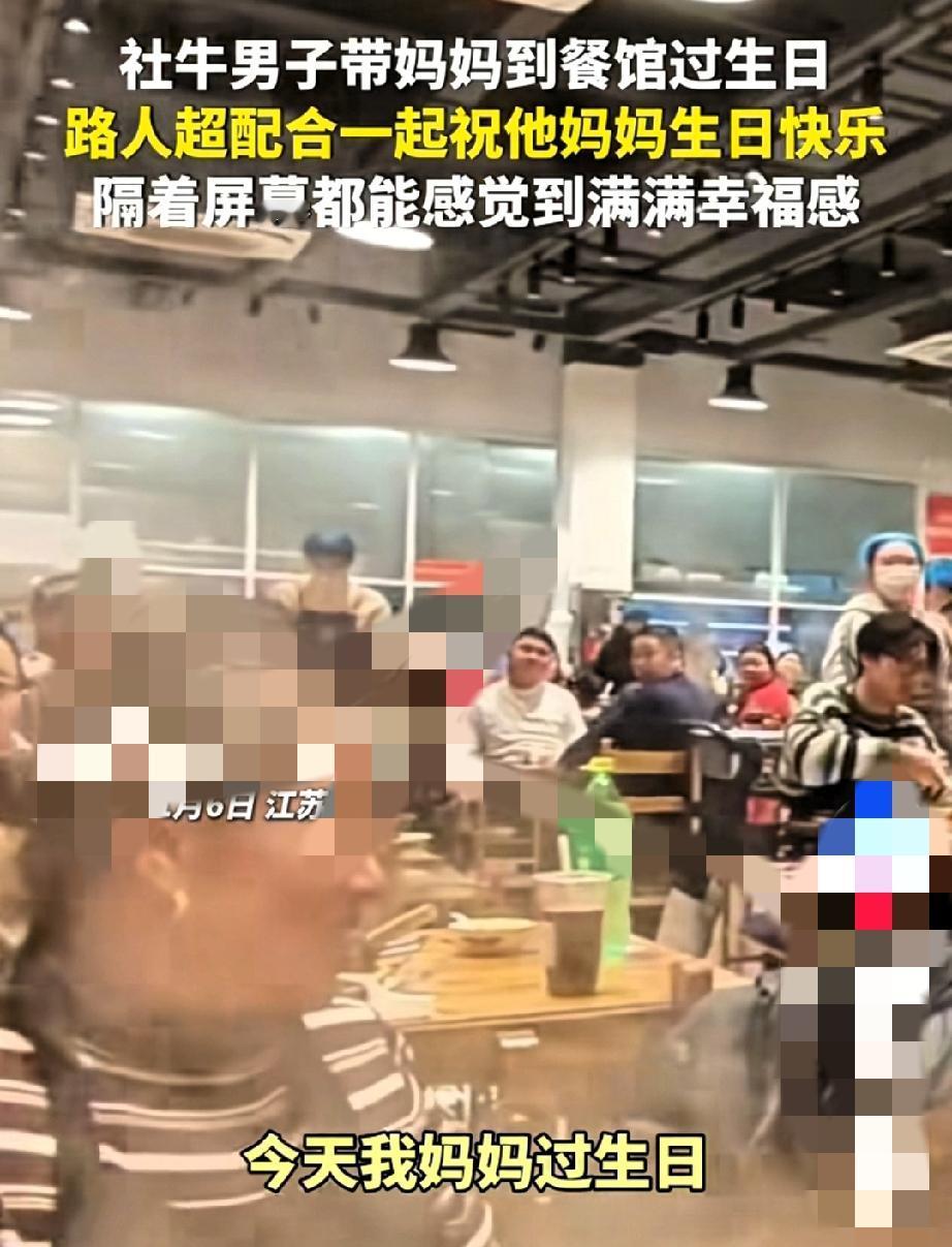 江苏有家餐馆挤得满满当当，大伙儿正边吃边聊，靠窗那桌的母子突然搞出个大动静。儿子