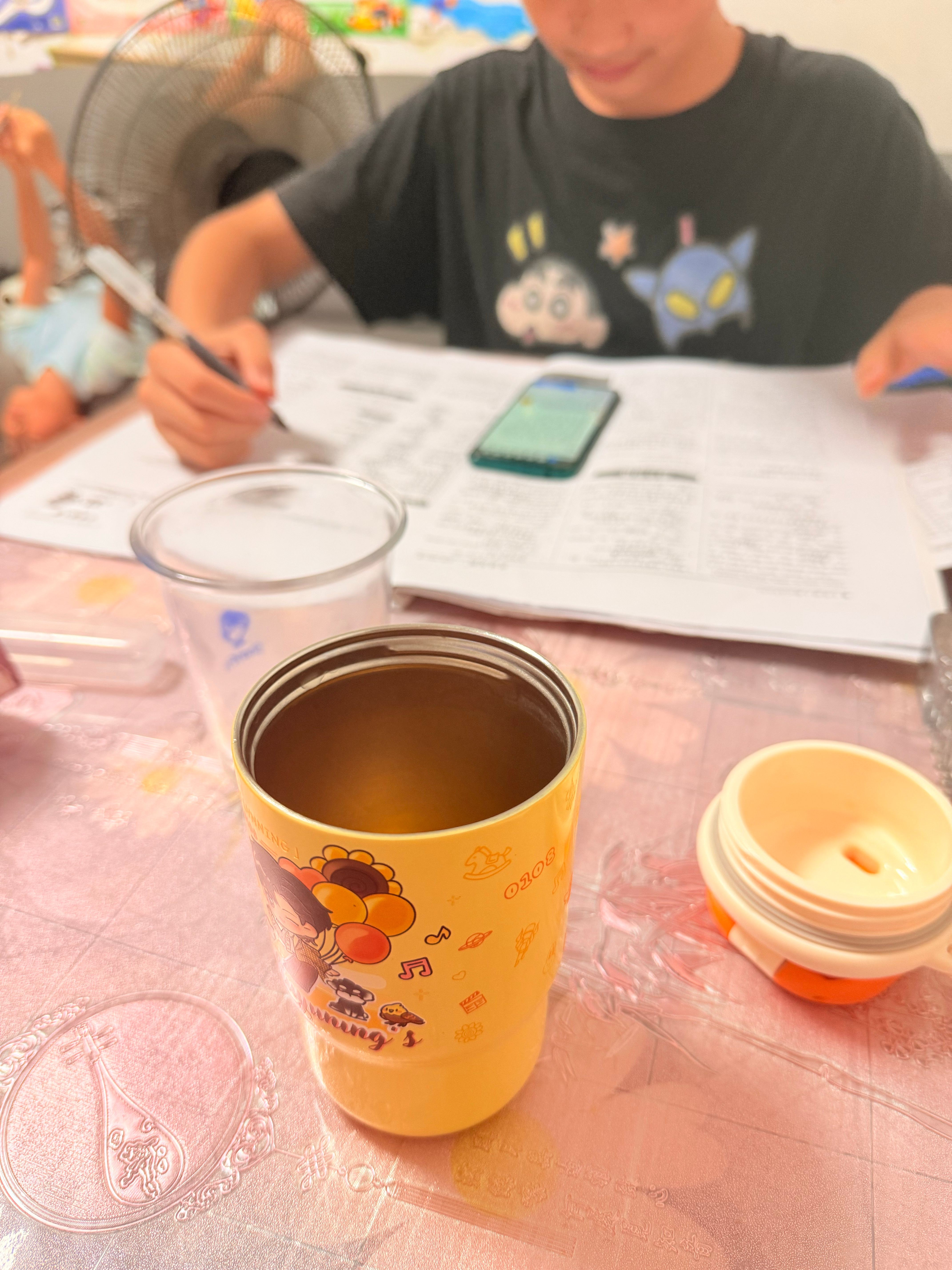 哈哈，明天开学了，大侄子开启赶作业大工程，和同学语音聊天，对面也在赶工，谁还没经