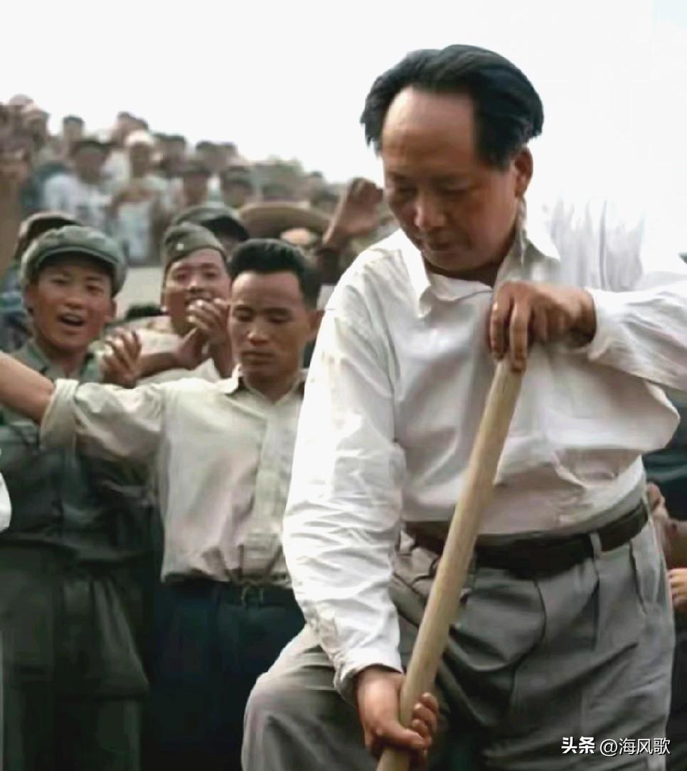 1958年5月25日 ，毛主席老人家到北京十三陵水库参加义务劳动，应水库建设指挥