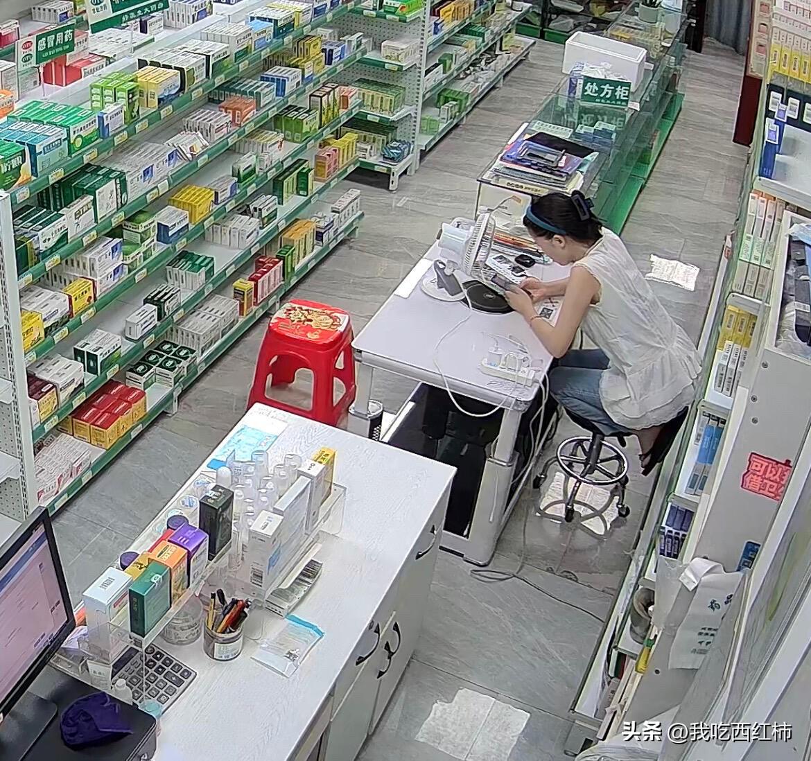 今天把店卖出去了
心里从未有过的难过，自己两三年的心血，因为生意不好，国家查得越