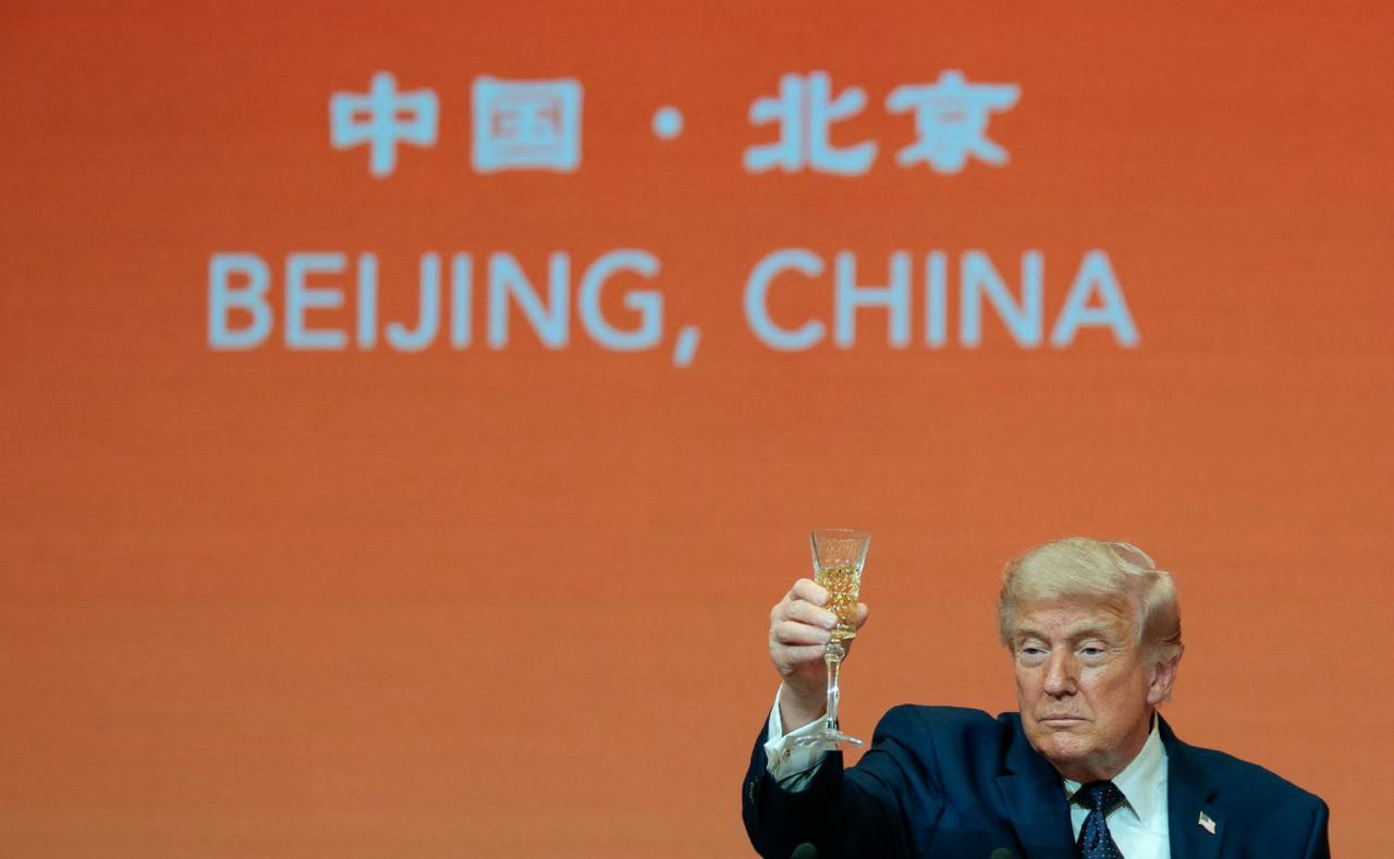 “干一个！中国之行美了，特朗普打破不饮酒，举起酒杯畅饮！”在5月14日的中方欢迎