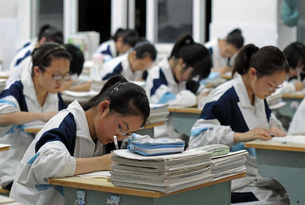 我认为，取消非毕业年级期末统考，对减轻学生负担，没有必然联系。
为什么这样说呢？