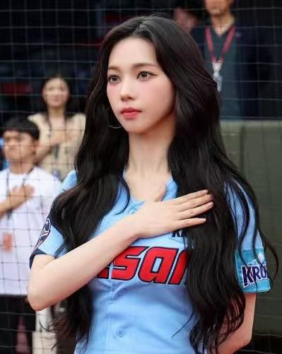 女神红的要命柳智敏世界杯登顶韩趋  | 柳智敏世界杯现场为韩国队加油