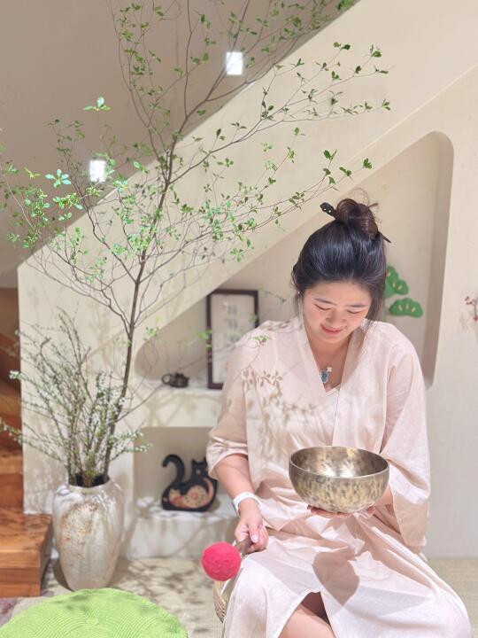 ✨《当颂钵响起 我才真正喜欢上此刻的自己》✨ 🌿傍晚七点 关掉第8个...