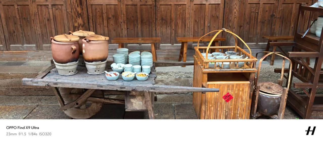濮侍郎码头……对面是景区最好的酒店“濮侍郎酒店”。
原以为这些是摆设，看见着古装