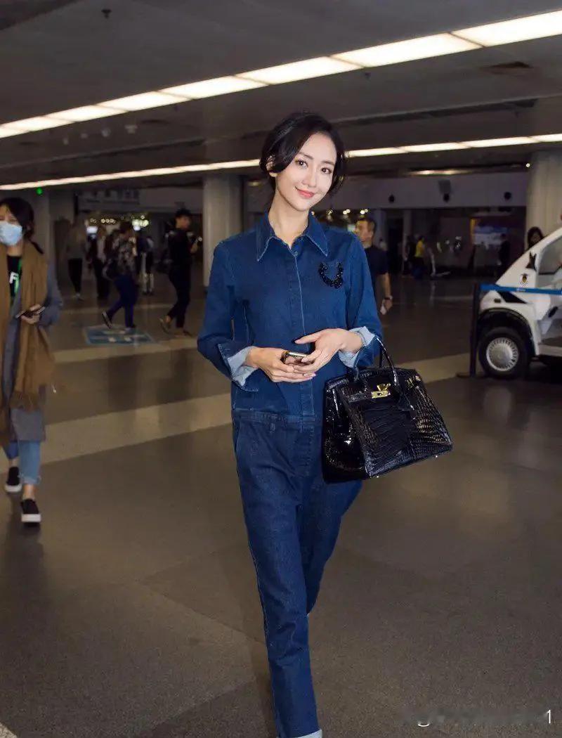 娇俏温婉的女孩，怎么在人生路上就遇不到好男人呢？
小时候爸爸抛弃了她，让她吃百家