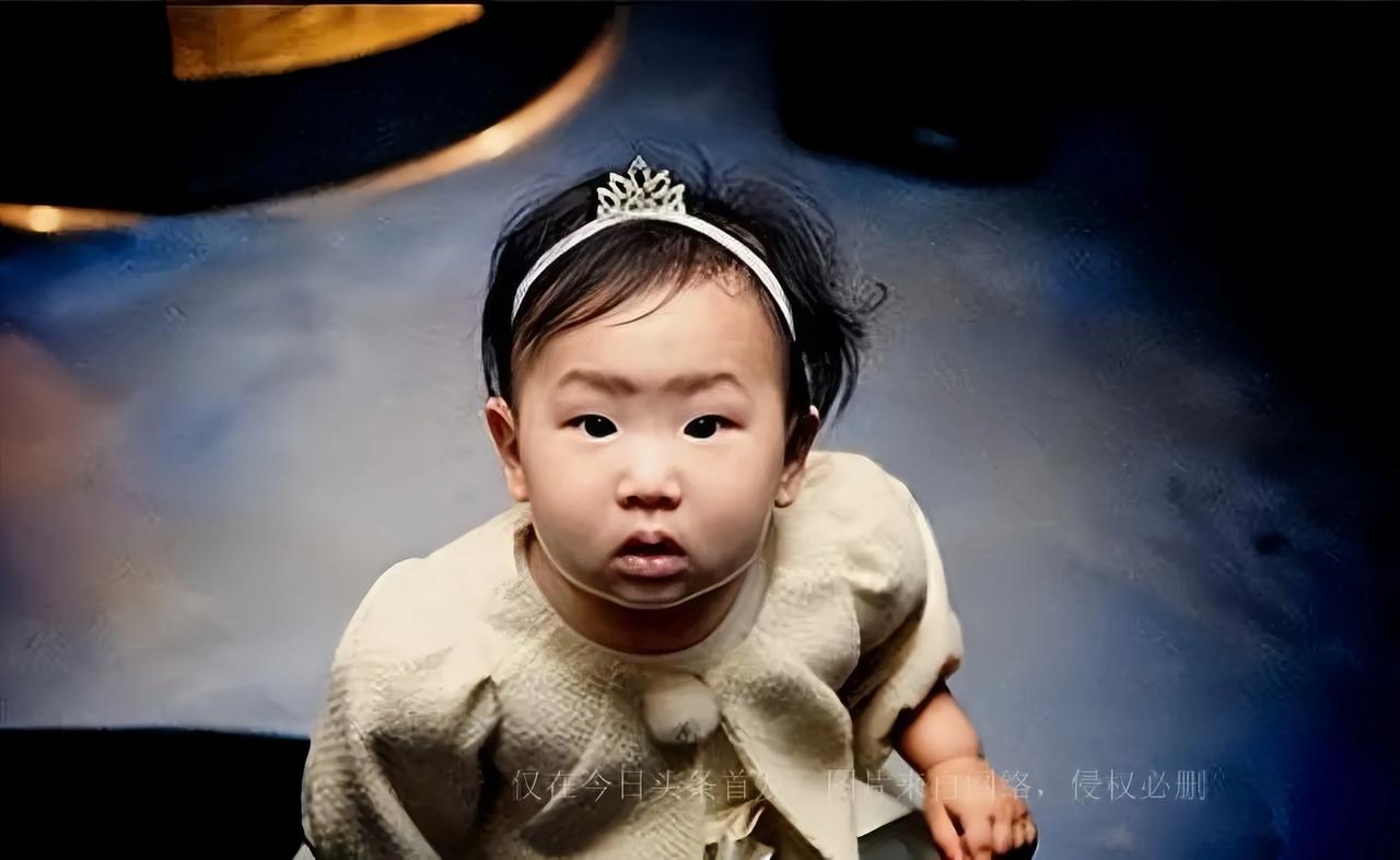 金喜善是韩国知名女演员，但她的女儿却因为长相被质疑整容，她本人也曾表示女儿只是没