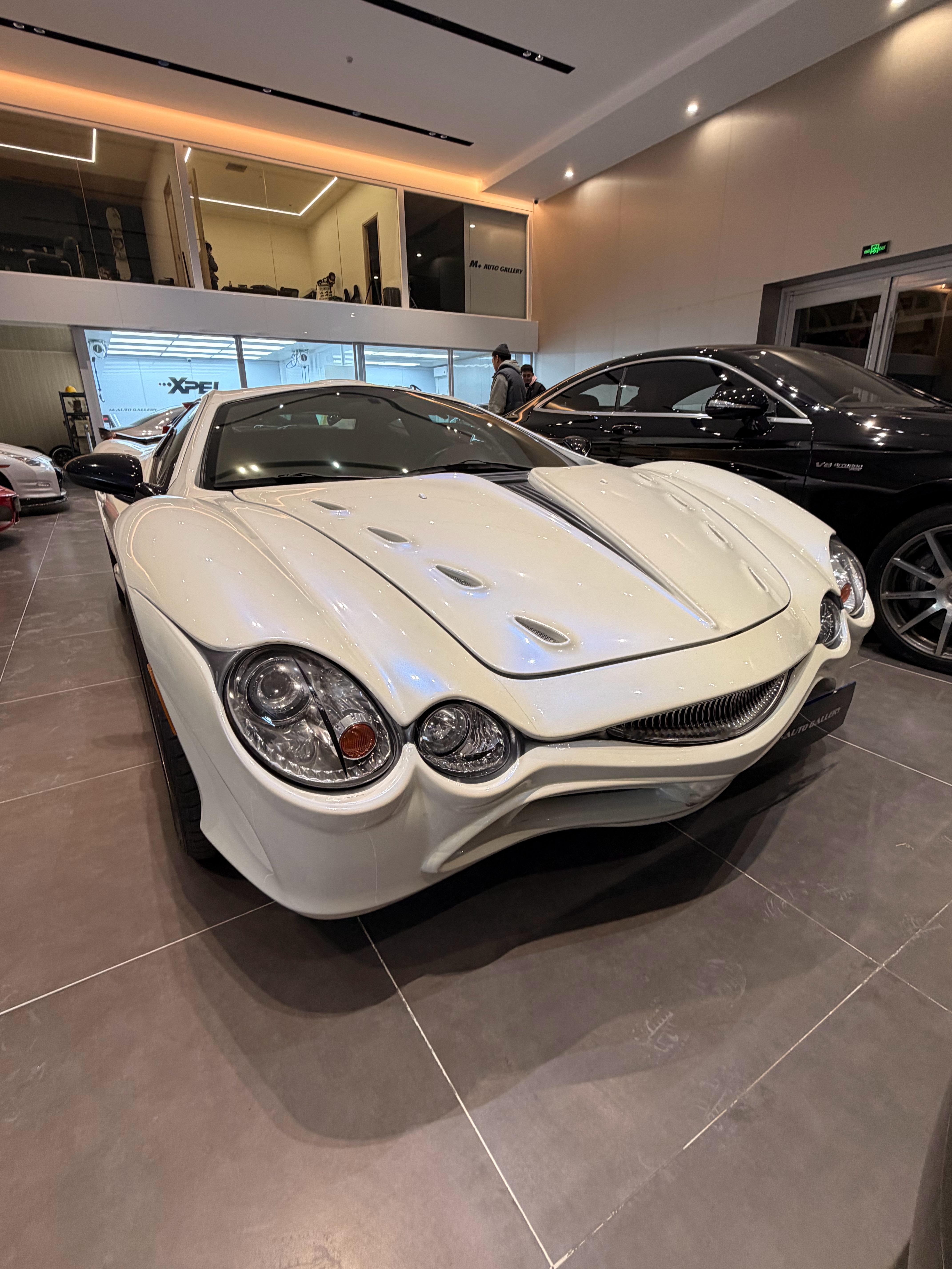 昨天为了做个封面图拍了好几个角度的车头然后我发现这车大灯是个蛇眼 