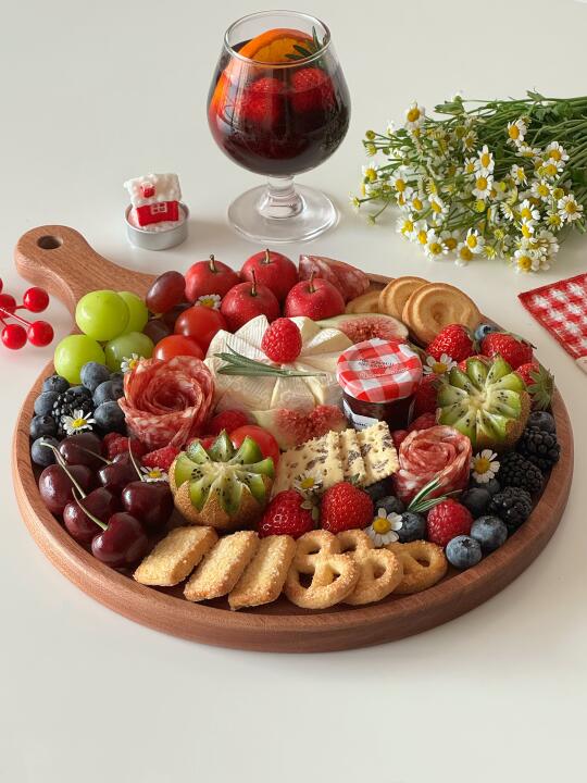 新年聚餐美味🥂奶酪水果拼盘🍒氛围感满满💫