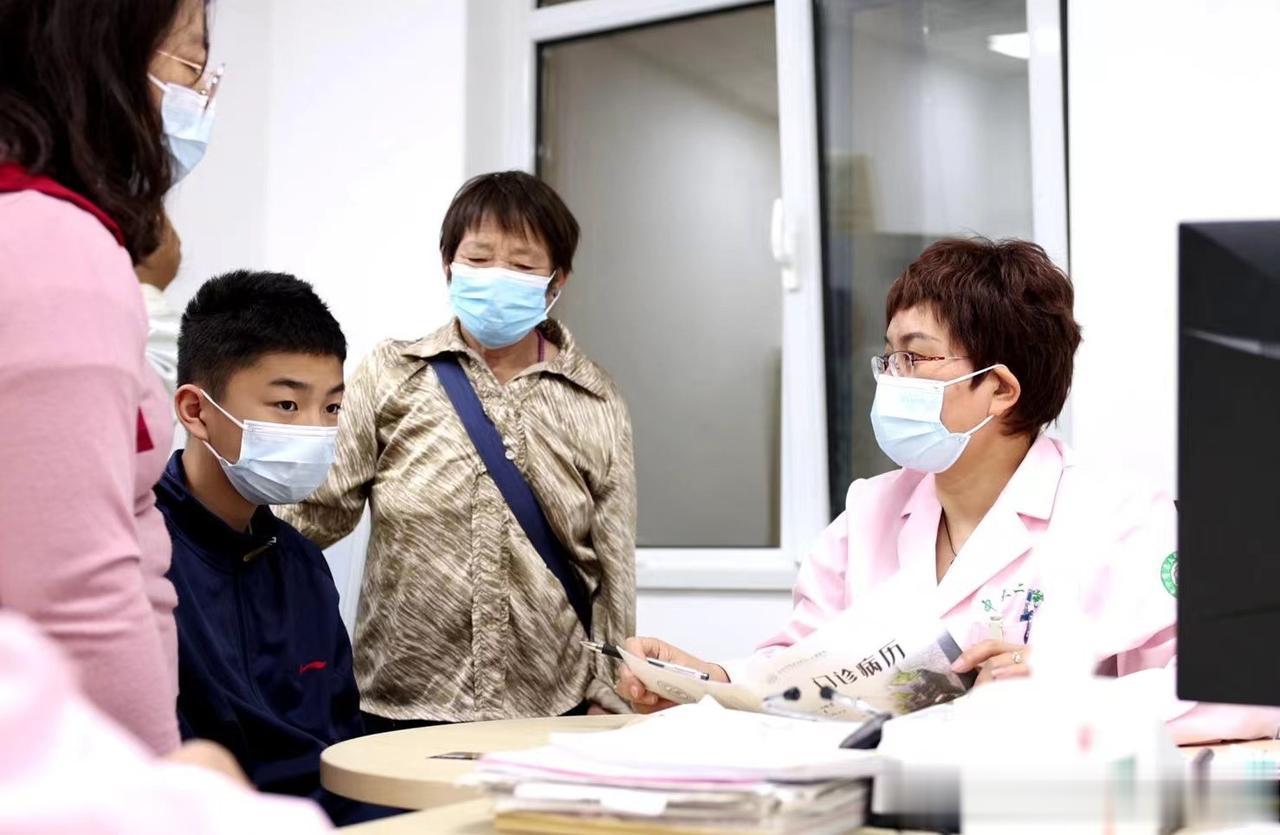 10岁的男孩找我看身高，与家长沟通后，我觉得很可惜！
 
这个孩子三四岁时是平均