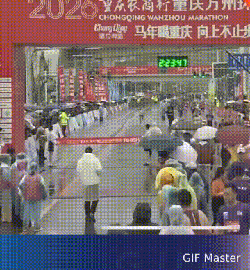 惊险一幕，裁判差点毁掉马拉松选手冠军成绩！
在重庆万州一场马拉松比赛中，一名裁判