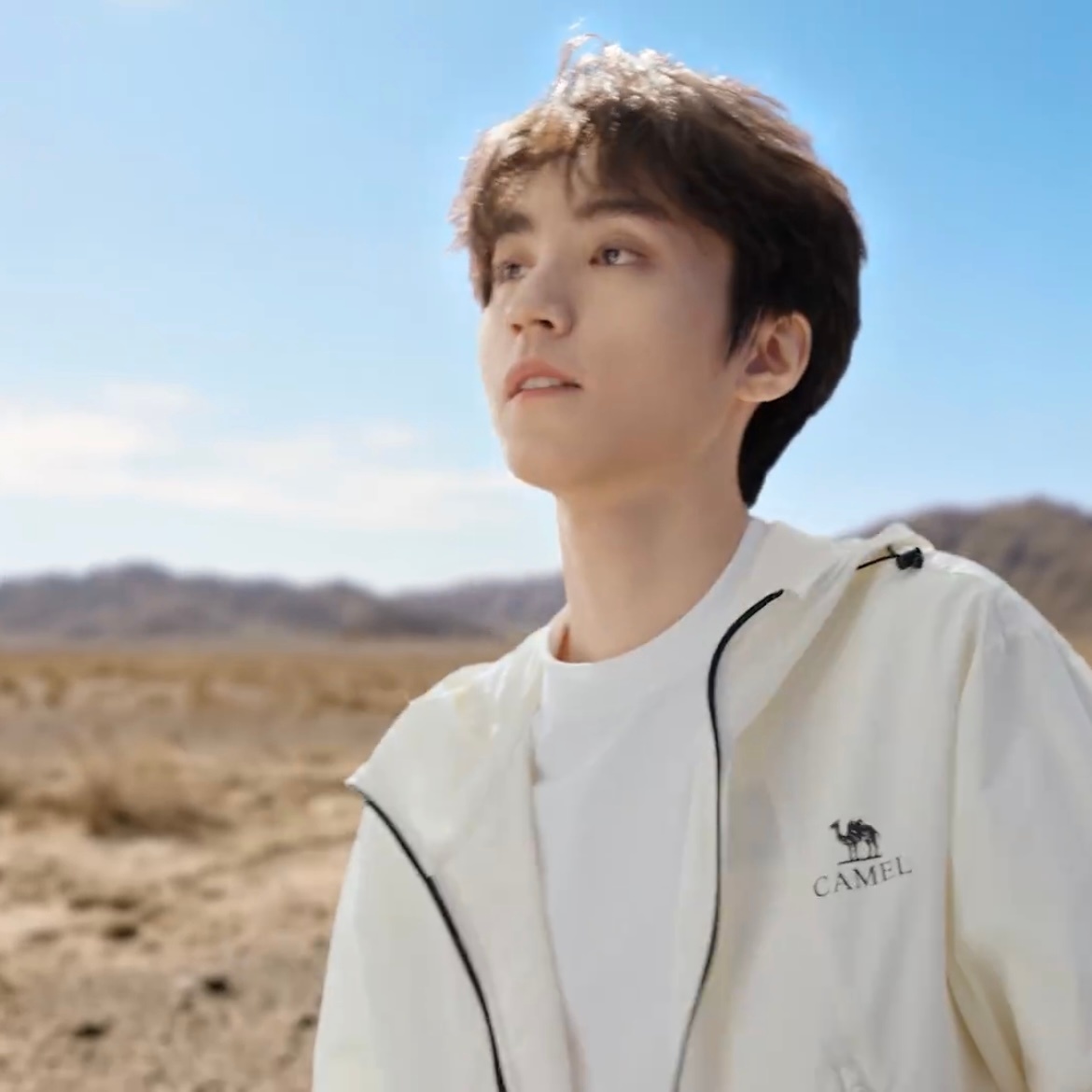 头发蓬松，眉毛也毛茸茸，喜欢🥰王俊凯骆驼品牌全球代言人