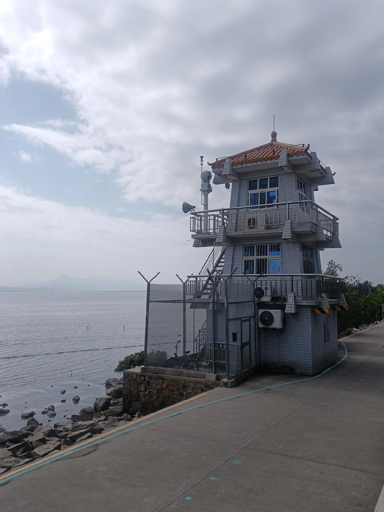 冬至快乐！到了深圳湾公园，又见大海。深圳湾其实是深圳一大段海湾线，隐隐约约的对岸