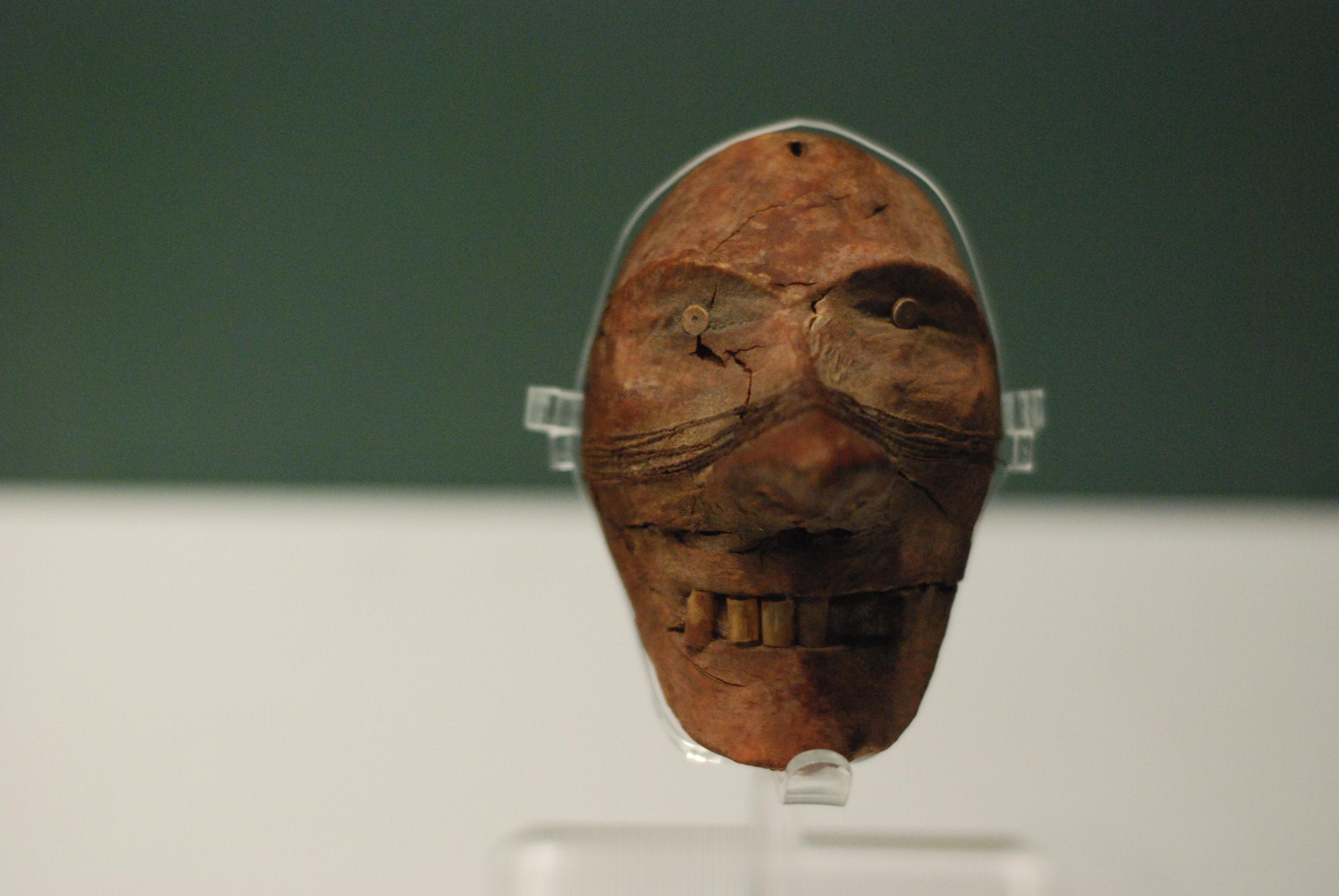 木雕人面像Wood carved human face距今约3800年新疆维吾尔