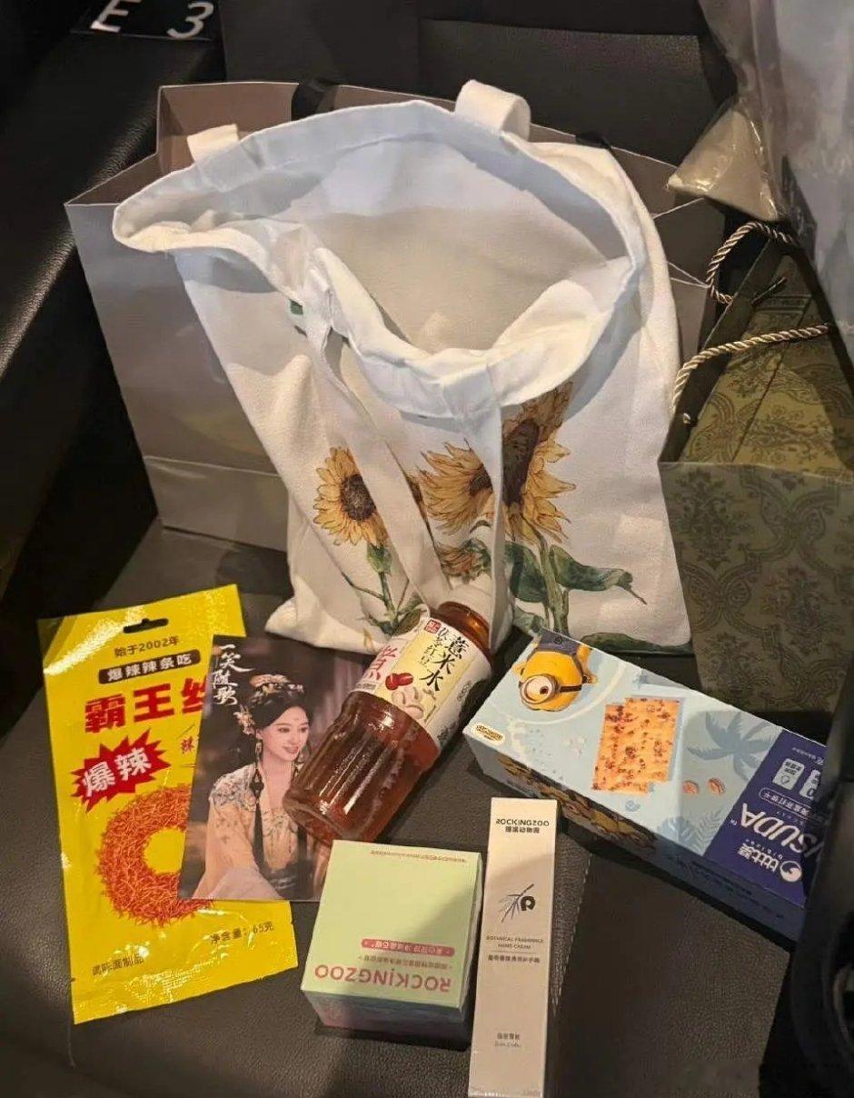 一笑随歌追剧团伴手礼，还挺丰富的 ​​​