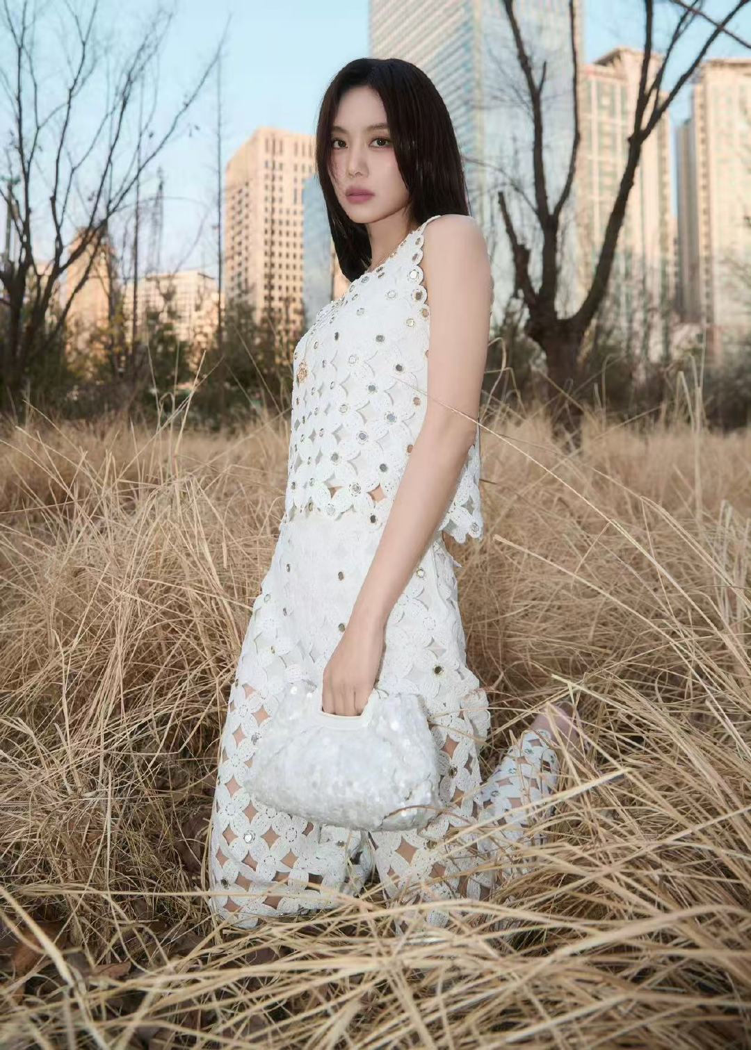 王霏霏纯白look王霏霏白色套装王霏霏纯白套装look，镂空设计好好看，真的太有