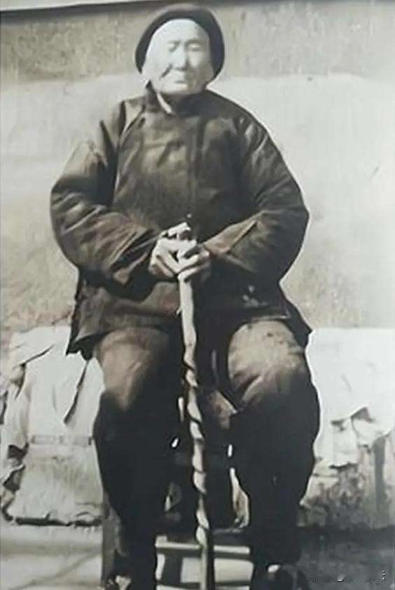 1941年，一位老妇人请“汉奸”侄子吃饭，突然压低声音道“孩子，给我弄300发子
