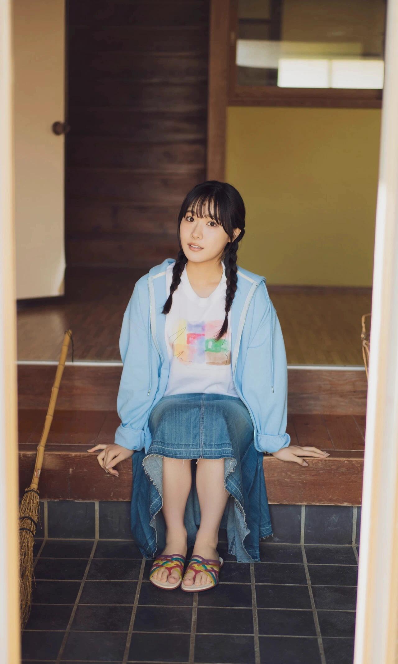 少女坐在木门前，清新自然，阳光洒进屋内，温馨舒适。甜美可爱