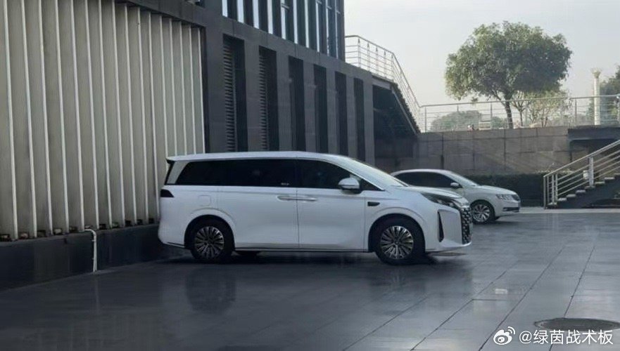 【大学老师为何都喜欢开比亚迪】最近，在全国各大高校的校园停车场，一个现象引发关注