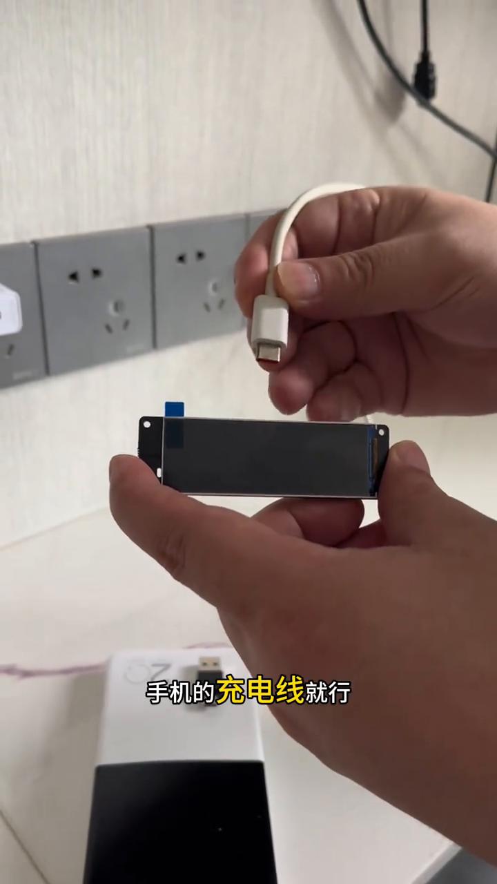 DIY翻页时钟。
自动翻页，亮度调节，整点提示。这个翻页时钟是需要外接电源的，手