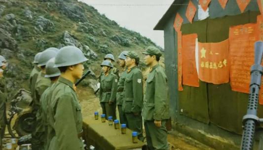 1984年4月，老山战役前线，战士黄登平正在站岗，外面浓雾弥漫。突然，他发现浓雾