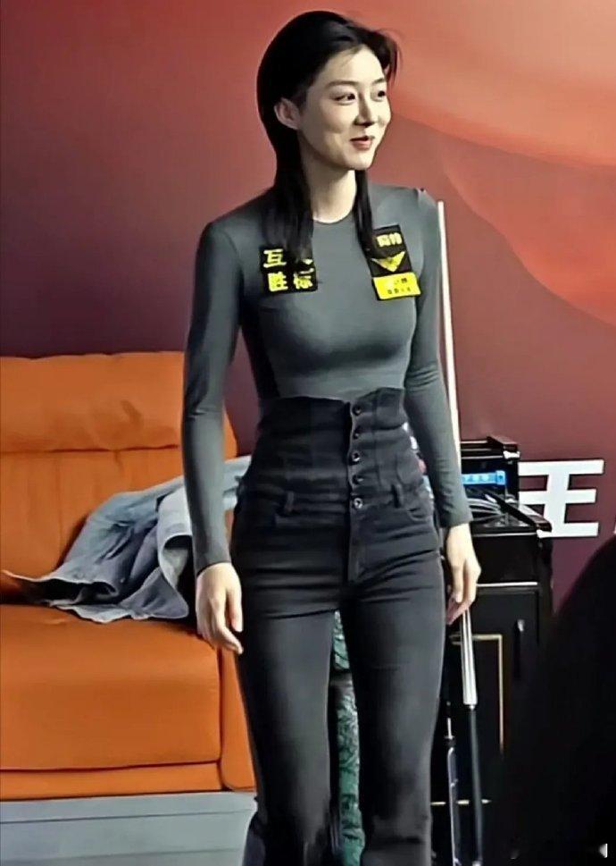 五个扣子都扣上了。。。。 