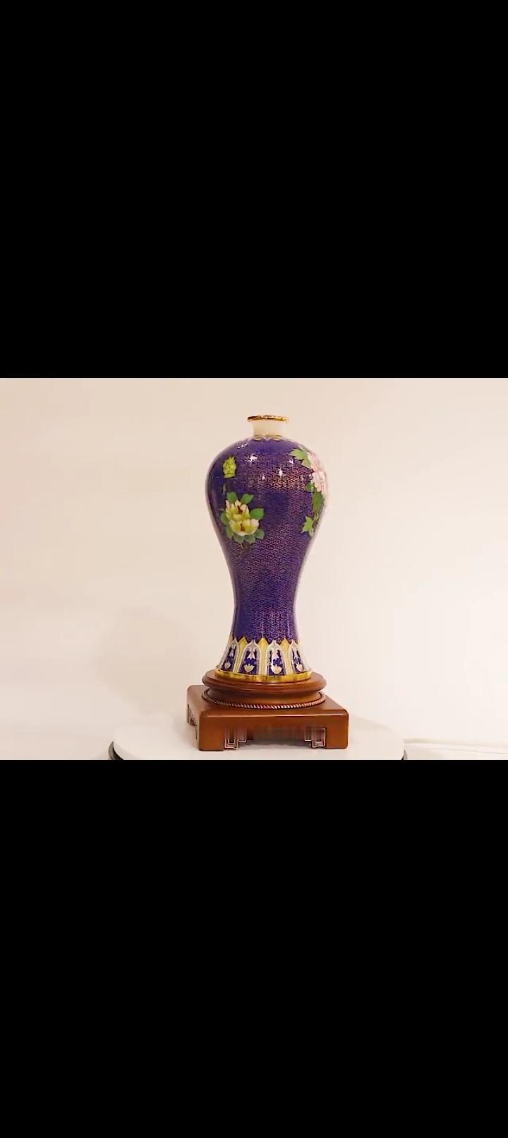 看到“紫瓷花瓶映碧空，古韵犹存韵味浓”，脑海里立马浮现出那抹神秘又典雅的紫色陶瓷