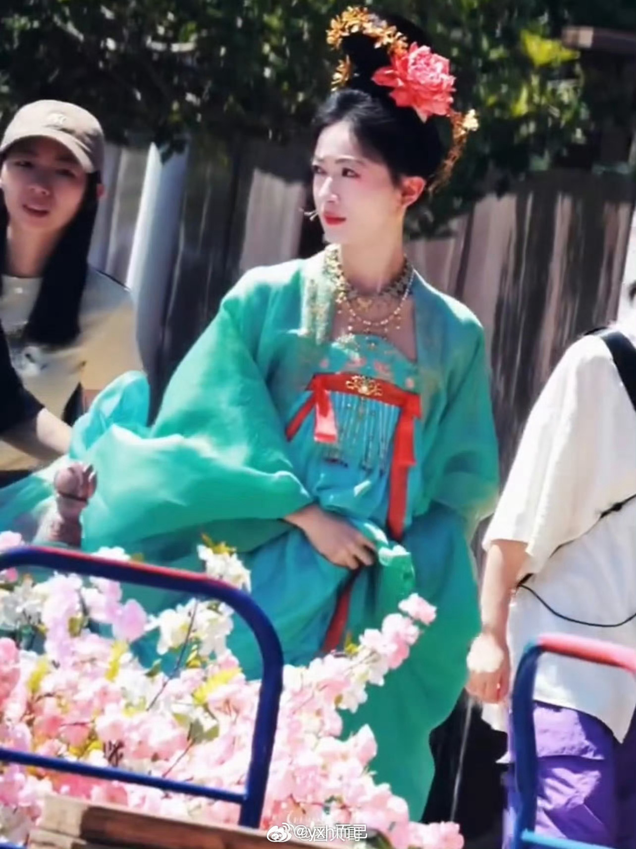 吴谨言的衣服也不好看 这啥啊？唐女装本身很好看的比男装好看，这个造型师不行 ​​